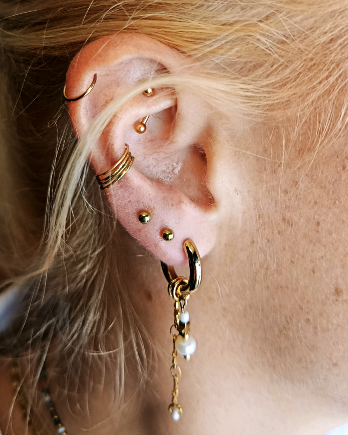 Composition piercing oreille dorée — Elyx